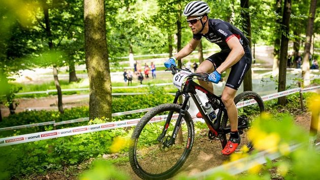 Český motocyklový závodník Ondřej Ježek dře i na horském kole. Český motocyklový závodník Ondřej Ježek dře i na horském kole.