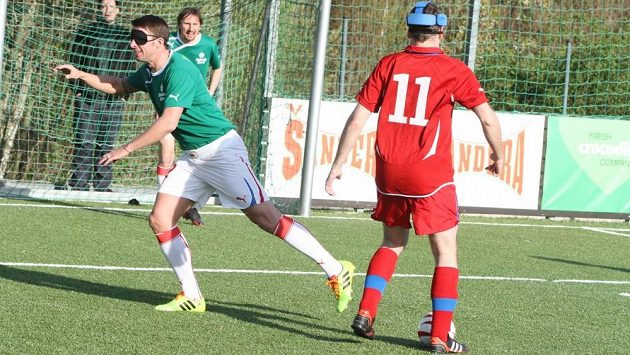 Brání Zdeněk Grygera, chytá Martin Vaniak... Brání Zdeněk Grygera, chytá Martin Vaniak...