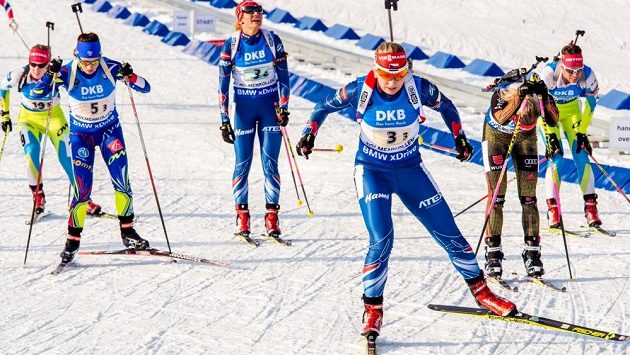 Lucie Charvátová (č. 3) vyráží do třetího úseku štafety. V pozadí Gabriela Soukalová. Lucie Charvátová (č. 3) vyráží do třetího úseku štafety. V pozadí Gabriela Soukalová.