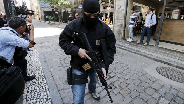 Jeden z příslušníků brazilské federální policie v Riu de Janeiro. Jeden z příslušníků brazilské federální policie v Riu de Janeiro.