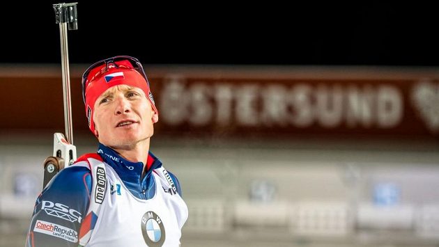 Český biatlonsita Ondřej Moravec během závodu Světového poháru ve švédském Östersundu. Češi skončili na 13. místě. Český biatlonsita Ondřej Moravec během závodu Světového poháru ve švédském Östersundu. Češi skončili na 13. místě.