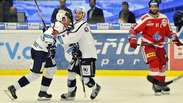 Zleva Václav Nedorost a Jan Eberle z Plzně se radují z prvního gólu během čtvrtfinále play off hokejové extraligy. Zleva Václav Nedorost a Jan Eberle z Plzně se radují z prvního gólu během čtvrtfinále play off hokejové extraligy.