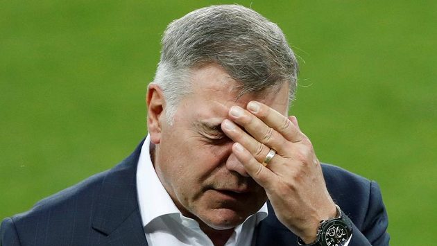 Trenér Sam Allardyce kvůli korupční aféře odešel od anglické fotbalové reprezentace. Trenér Sam Allardyce kvůli korupční aféře odešel od anglické fotbalové reprezentace.