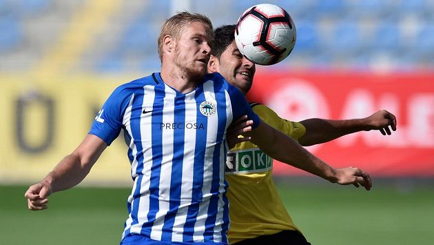 Jan Mikula (vlevo) z Liberce v souboji s Bojanem Letičem z Karviné v utkání prvního kola nejvyšší soutěže. Jan Mikula (vlevo) z Liberce v souboji s Bojanem Letičem z Karviné v utkání prvního kola nejvyšší soutěže.