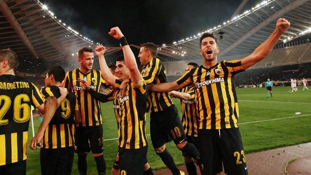 Euforie fotbalistů AEK Atény po neskutečném zápase. Výhru v prestižní bitvě s Olympiakosem si vychnutnal i Tomáš Pekhart (třetí zleva). Euforie fotbalistů AEK Atény po neskutečném zápase. Výhru v prestižní bitvě s Olympiakosem si vychnutnal i Tomáš Pekhart (třetí zleva).