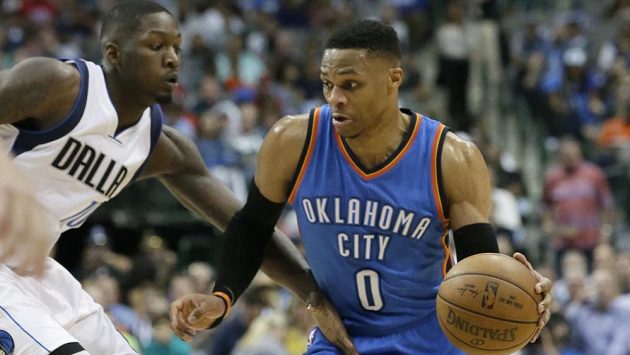Russell Westbrook (0) z Oklahomy a Dorian Finney-Smith z Dallasu. Russell Westbrook (0) z Oklahomy a Dorian Finney-Smith z Dallasu.