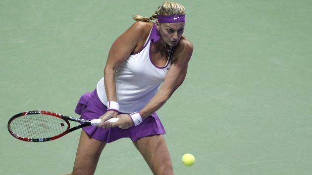 Česká tenistka Petra Kvitová při úderu ve svém úvodním utkání Turnaje mistryň. Česká tenistka Petra Kvitová při úderu ve svém úvodním utkání Turnaje mistryň.