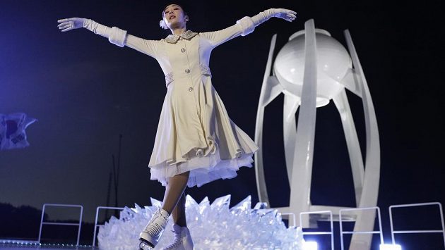Olympijský oheň podle očekávání zapálila krasobruslařka Kim Ju-na. Olympijský oheň podle očekávání zapálila krasobruslařka Kim Ju-na.