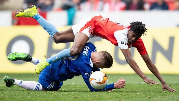 Vít Beneš ze Sigmy Olomouc a Peter Olayinka ze Slavie Praha. Vít Beneš ze Sigmy Olomouc a Peter Olayinka ze Slavie Praha.