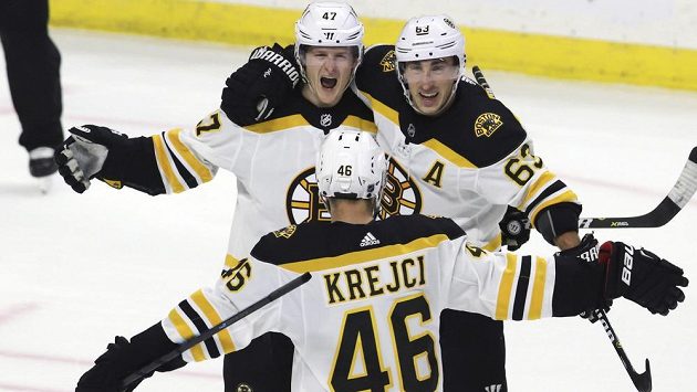 Hokejisté týmu Boston Bruins slaví vítězný gól v prodloužení utkání NHL s Ottawou. Na snímku střelec vítězné branky Torey Krug (47) s útočníky Bradem Marchandem (63) a Davidem Krejčím (46). Hokejisté týmu Boston Bruins slaví vítězný gól v prodloužení utkání NHL s Ottawou. Na snímku střelec vítězné branky Torey Krug (47) s útočníky Bradem Marchandem (63) a Davidem Krejčím (46).