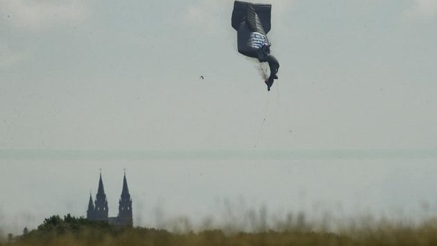 Během prvního kola golfového US Open se u hřiště Erin Hills ve státě Wisconsin zřítila reklamní vzducholoď a po pádu na zemi shořela. Během prvního kola golfového US Open se u hřiště Erin Hills ve státě Wisconsin zřítila reklamní vzducholoď a po pádu na zemi shořela.