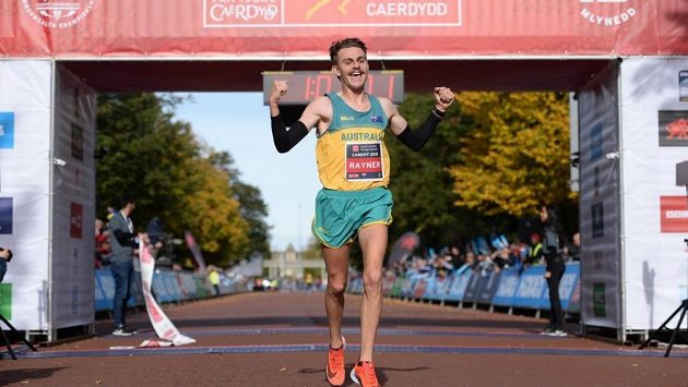 Vítězný Australan Jack Rayner se v cíli závodu radoval. Další zprávy z půlmaratónu už jsou pouze smutné. Vítězný Australan Jack Rayner se v cíli závodu radoval. Další zprávy z půlmaratónu už jsou pouze smutné.
