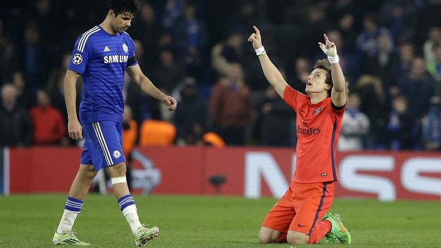 Radost i zklamání - obránce PSG David Luiz (vpravo) slaví postup svého celku, zatímco útočník Chelsea Diego Costa jen těžko rozdýchává vyřazení. Radost i zklamání - obránce PSG David Luiz (vpravo) slaví postup svého celku, zatímco útočník Chelsea Diego Costa jen těžko rozdýchává vyřazení.