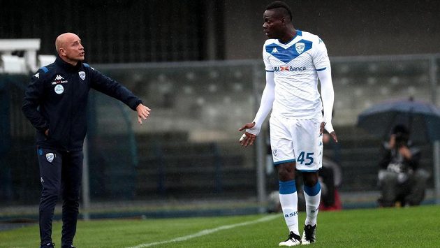 Mario Balotelli v debatě s dnes již bývalým trenérem Brescie Eugeniem Corinim. Mario Balotelli v debatě s dnes již bývalým trenérem Brescie Eugeniem Corinim.