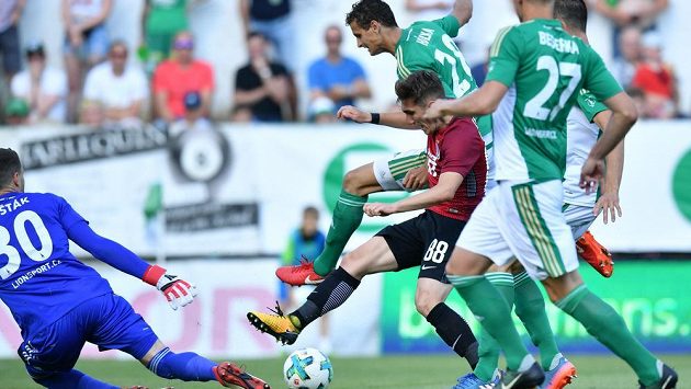 Po tomto souboji mezi Lukášem Hůlkou z Bohemians a Josefem Šuralem ze Sparty byla nařízena penalta, kterou ale po konzultaci s videorozhodčím hlavní sudí Pavel Franěk odvolal. Po tomto souboji mezi Lukášem Hůlkou z Bohemians a Josefem Šuralem ze Sparty byla nařízena penalta, kterou ale po konzultaci s videorozhodčím hlavní sudí Pavel Franěk odvolal.