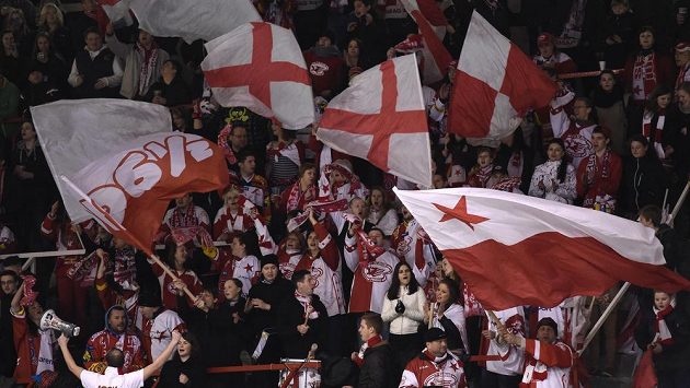 Fanoušci hokejové Slavie - ilustrační foto. Fanoušci hokejové Slavie - ilustrační foto.