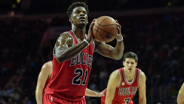 Basketbalista Chicaga Jimmy Butler střílí trestné hody v zápase proti Philadelphii. Basketbalista Chicaga Jimmy Butler střílí trestné hody v zápase proti Philadelphii.