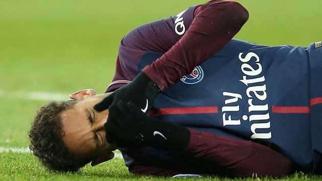 Zraněný Neymar na trávníku. Zraněný Neymar na trávníku.
