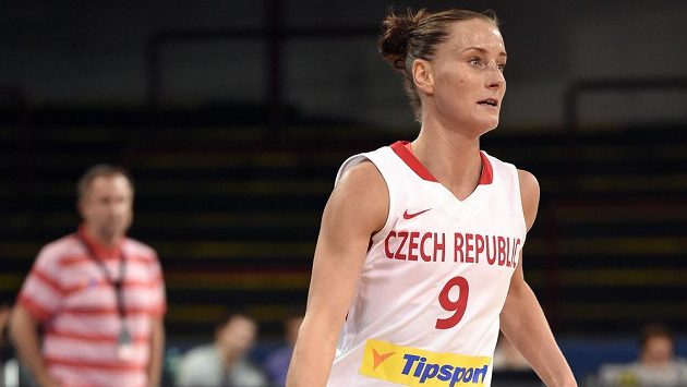 Česká basketbalistka Kateřina Bartoňová dribluje s míčem. Česká basketbalistka Kateřina Bartoňová dribluje s míčem.