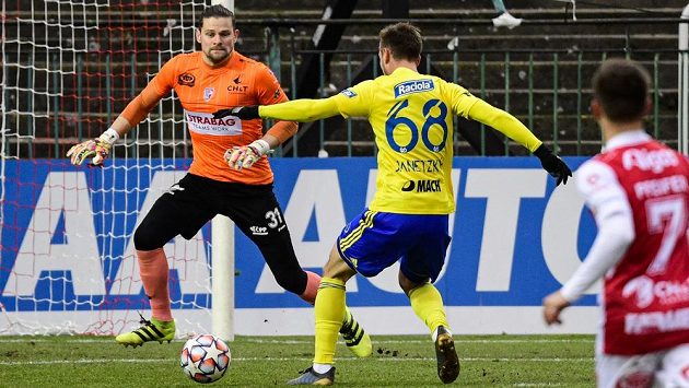 Jakub Janetzký ze Zlína v příležitosti před brankářem Pardubic Markem Boháčem. Jakub Janetzký ze Zlína v příležitosti před brankářem Pardubic Markem Boháčem.