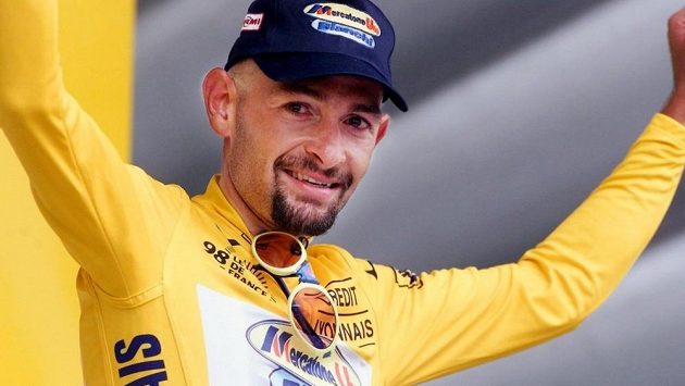 Marco Pantani v dobách své největší cyklistické slávy - na stupních vítězů po 20. etapě Tour de France v roce 1998. Marco Pantani v dobách své největší cyklistické slávy - na stupních vítězů po 20. etapě Tour de France v roce 1998.