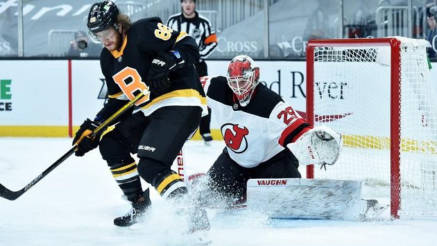 Český útočník Bostonu Bruins right David Pastrňák (88) v akci před brankářem New Jersey Mackenziem Blackwoodem (29) během utkání NHL. Český útočník Bostonu Bruins right David Pastrňák (88) v akci před brankářem New Jersey Mackenziem Blackwoodem (29) během utkání NHL.