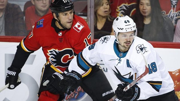 Tomáš Hertl (vpravo) ze San Jose v souboji s Milanem Lucicem z Calgary. Tomáš Hertl (vpravo) ze San Jose v souboji s Milanem Lucicem z Calgary.