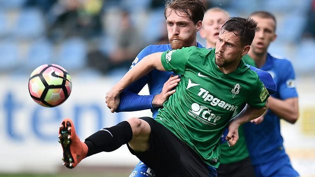 Jaroslav Diviš z Jablonce odehrává míč před dotírajícím libereckým Milanem Kerbrem v utkání první ligy. Jaroslav Diviš z Jablonce odehrává míč před dotírajícím libereckým Milanem Kerbrem v utkání první ligy.