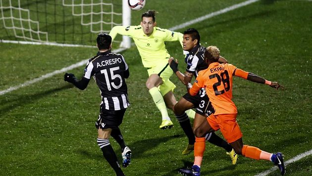 Jose Angel Crespo (vlevo) a Leo Matos (3) z PAOKu před libereckým gólmanem Martinem Dúbravkou. Vpravo Ubong Ekpai. Jose Angel Crespo (vlevo) a Leo Matos (3) z PAOKu před libereckým gólmanem Martinem Dúbravkou. Vpravo Ubong Ekpai.