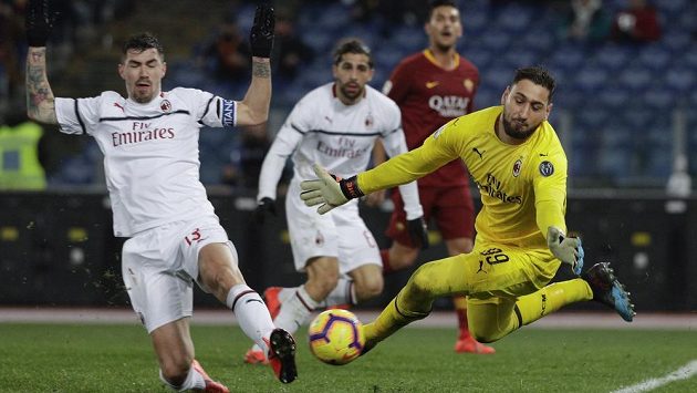 Brankář AC Milán Gianluigi Donnarumma zasahuje v ligovém utkání proti AS Řím. Brankář AC Milán Gianluigi Donnarumma zasahuje v ligovém utkání proti AS Řím.
