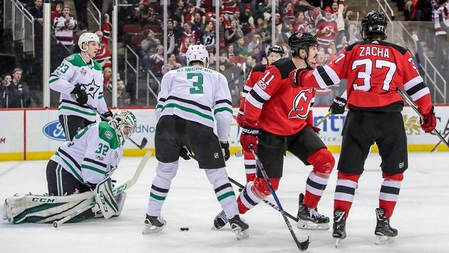 Brian Boyle (11) z New Jersey oslavuje s Pavlem Zachou svůj gól proti Dallasu. Brian Boyle (11) z New Jersey oslavuje s Pavlem Zachou svůj gól proti Dallasu.