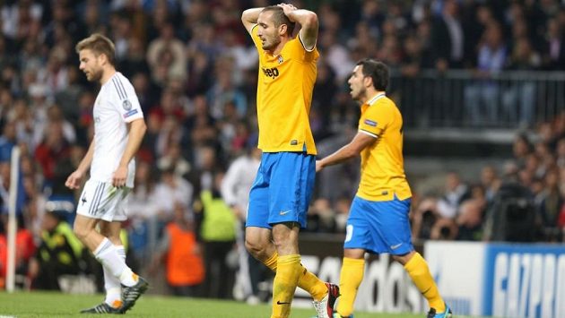 Obránce Juventusu Giorgio Chiellini zklamaně opouští hrací plochu stadiónu Santiaga Bernabéua. Obránce Juventusu Giorgio Chiellini zklamaně opouští hrací plochu stadiónu Santiaga Bernabéua.