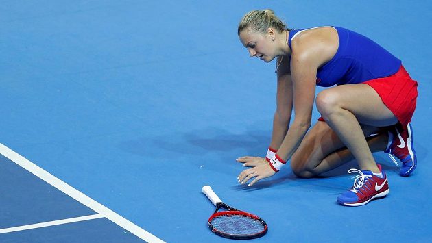 Česká tenistka Petra Kvitová ve finále Fed Cupu. K nedělní dvouhře už kvůli zranění nezasáhla. Česká tenistka Petra Kvitová ve finále Fed Cupu. K nedělní dvouhře už kvůli zranění nezasáhla.