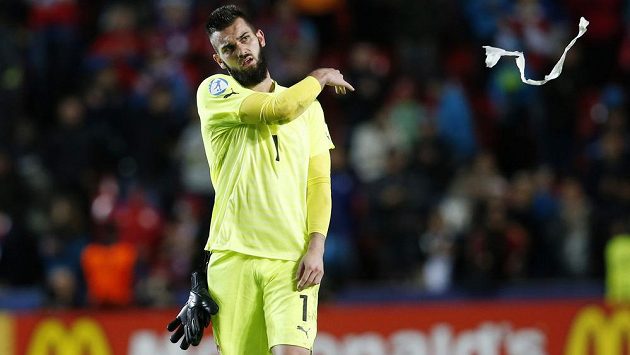Zklamaný český brankář Tomáš Koubek po skončení zápasu s Německem. Zklamaný český brankář Tomáš Koubek po skončení zápasu s Německem.