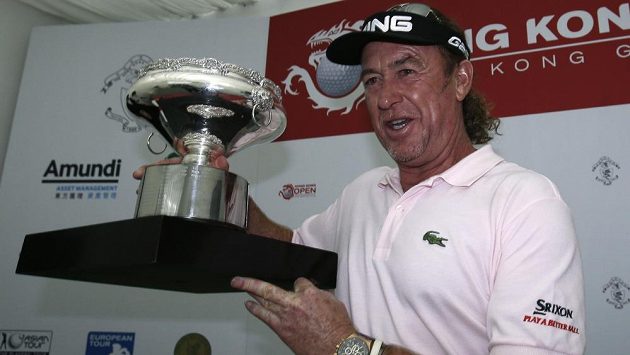 Španělský golfista Miguel Ángel Jiménez pózuje s trofejí pro vítěze Hong Kong Open. Španělský golfista Miguel Ángel Jiménez pózuje s trofejí pro vítěze Hong Kong Open.