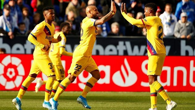Barcelona slaví po zásahu Arturo Vidala. Barcelona slaví po zásahu Arturo Vidala.