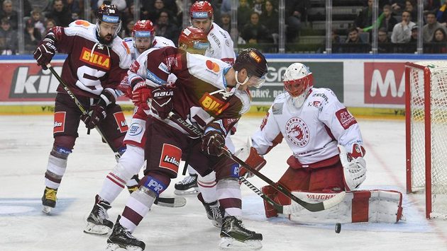 Sparťanský útočník Lukáš Klimek zkouší vyzrát na třineckého brankáře Šimona Hrubce. Sparťanský útočník Lukáš Klimek zkouší vyzrát na třineckého brankáře Šimona Hrubce.