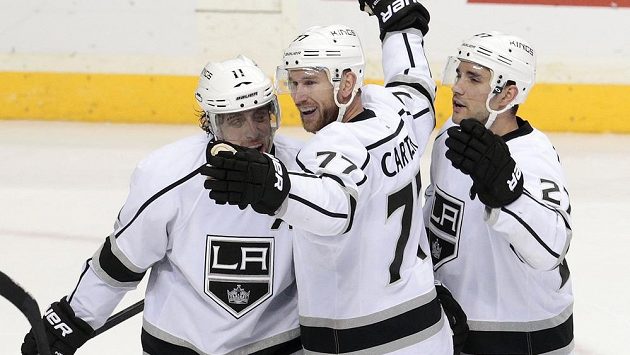 Hokejisté Los Angeles Kings Jeff Carter (77), Slovinec Anze Kopitar (11) a Alec Martinez. Hokejisté Los Angeles Kings Jeff Carter (77), Slovinec Anze Kopitar (11) a Alec Martinez.