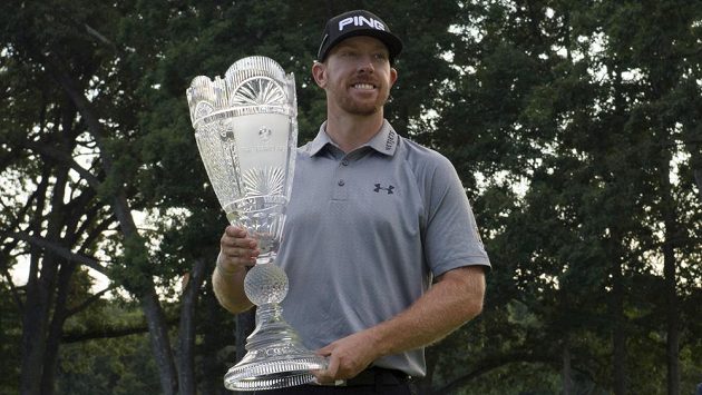 Americký golfista Hunter Mahan s trofejí pro vítěze The Barclays. Americký golfista Hunter Mahan s trofejí pro vítěze The Barclays.