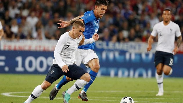 Francouzský útočník Antoine Griezmann (vlevo) bráněný Lorenzem Pellegrinim z Itálie. Francouzský útočník Antoine Griezmann (vlevo) bráněný Lorenzem Pellegrinim z Itálie.