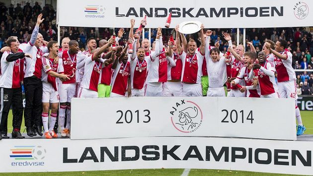 Ajax má po remíze s Almelem jistý titul. Ajax má po remíze s Almelem jistý titul.