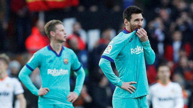 Fotbalisté Barcelony poprvé prohráli pod vedením trenéra Quiqueho Setiéna. Porážku těžce kousal i hvězdný Lionel Messi. Fotbalisté Barcelony poprvé prohráli pod vedením trenéra Quiqueho Setiéna. Porážku těžce kousal i hvězdný Lionel Messi.