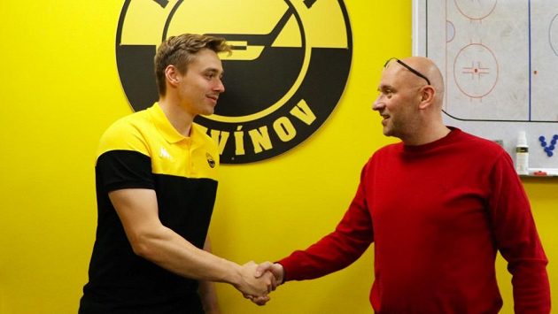 Generální ředitel Vervy Pavel Hynek vítá novou ofenzivní posilu Patrika Zdráhala. Generální ředitel Vervy Pavel Hynek vítá novou ofenzivní posilu Patrika Zdráhala.