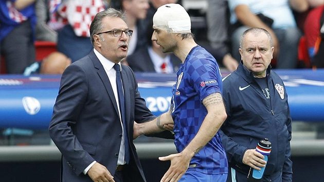 Kouč Chorvatů Ante Čačič v diskuzi s obráncem Vedranem Čorlukou během utkání ME proti Turecku. Kouč Chorvatů Ante Čačič v diskuzi s obráncem Vedranem Čorlukou během utkání ME proti Turecku.