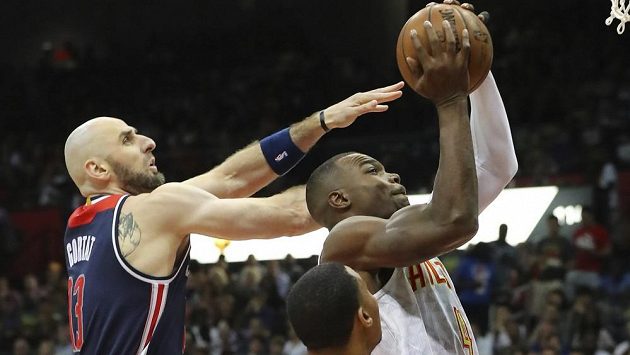 Paul Millsap z Atlanty se prosazuje přes polského pivota Gortata ve třetím zápase série s Washingtonem. Paul Millsap z Atlanty se prosazuje přes polského pivota Gortata ve třetím zápase série s Washingtonem.