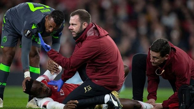 Ošetřovaný útočník Arsenalu Danny Welbeck. Utkání se Sportingem kvůli zranění kotníku nedohrál. Ošetřovaný útočník Arsenalu Danny Welbeck. Utkání se Sportingem kvůli zranění kotníku nedohrál.