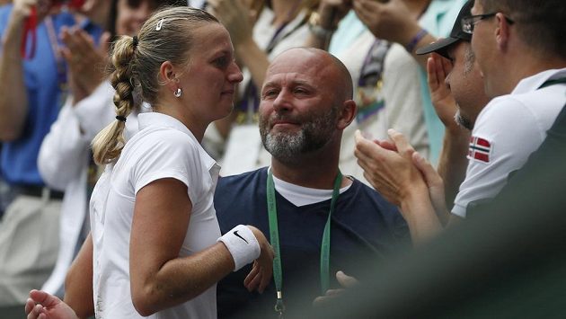 Dojatá Petra Kvitová po vítězném finále Wimbledonu se svým trenérem Davidem Kotyzou. Dojatá Petra Kvitová po vítězném finále Wimbledonu se svým trenérem Davidem Kotyzou.