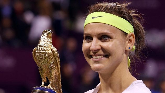 Lucie Šafářová s trofejí pro vítězku turnaje v Dauhá. Lucie Šafářová s trofejí pro vítězku turnaje v Dauhá.