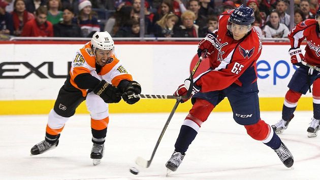 Andre Burakovsky (vpravo) střílí první gól Washingtonu v utkání proti Philadelphii. Na trestné lavici zrovna seděl Jakub Voráček. Andre Burakovsky (vpravo) střílí první gól Washingtonu v utkání proti Philadelphii. Na trestné lavici zrovna seděl Jakub Voráček.