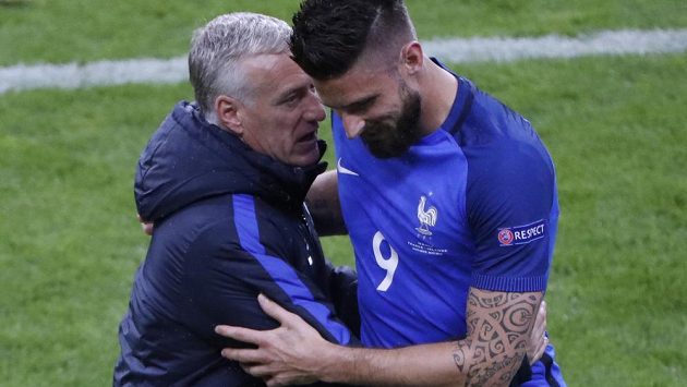 Francouzský kouč Didier Deschamps děkuje střídajícímu Olivieru Giroudovi. Francouzský kouč Didier Deschamps děkuje střídajícímu Olivieru Giroudovi.
